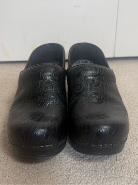 Dansko Black Embossed Floral Tooled Professional Clogs Women’s 39 Slip Resistant